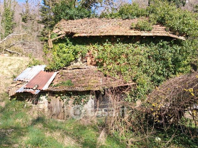 Capannone in commerciale in Via Mario Costa