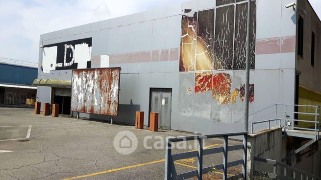 Capannone in commerciale in Piazzale dei Militari Caduti nei Lager 145