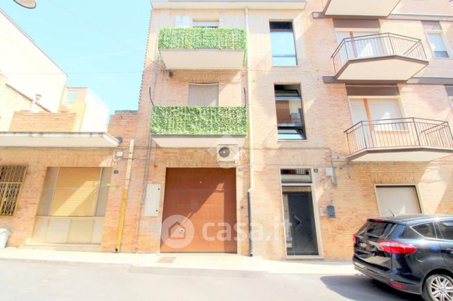 Casa indipendente in residenziale in Via Arturo Labriola 3