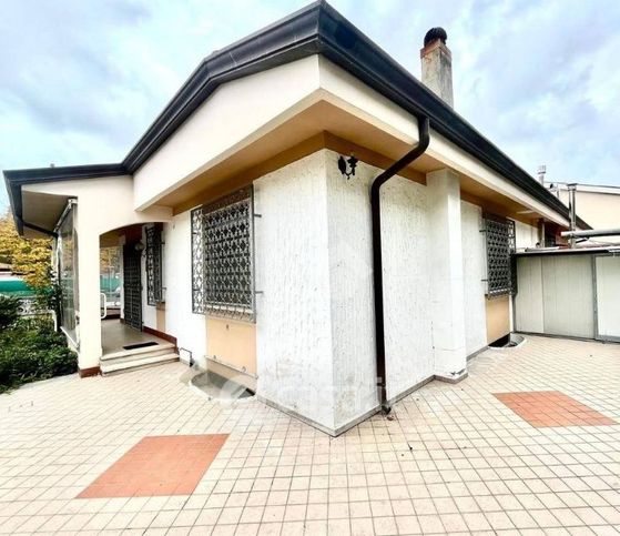 Casa bi/trifamiliare in residenziale in Via Cristoforo Colombo