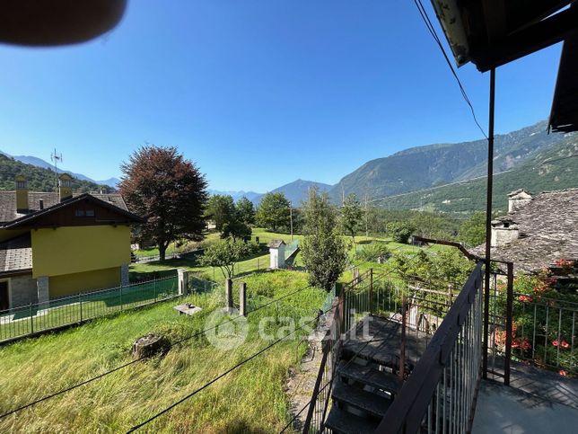 Casa indipendente in residenziale in Frazione Chezzo 34