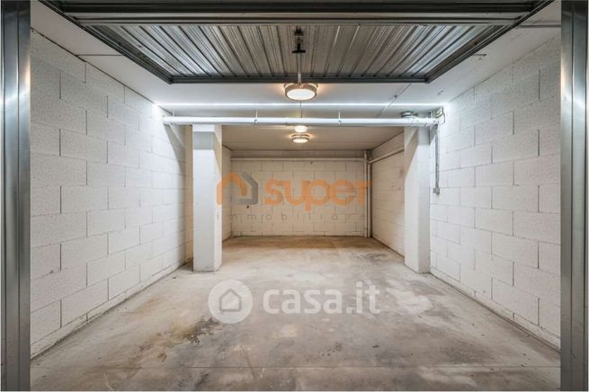 Box/posto auto in residenziale in Via Tallinn