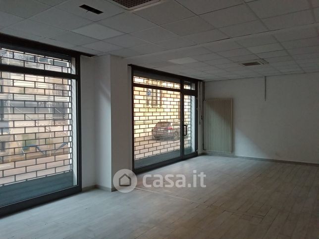 Attività/licenza (con o senza mura) in commerciale in Via Cesare Correnti 1
