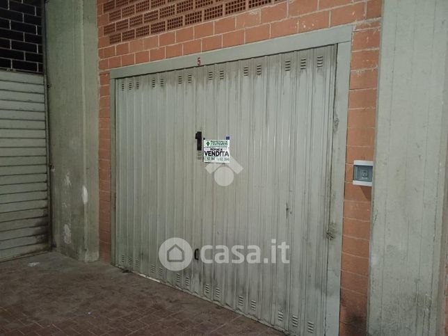 Garage/posto auto in residenziale in Via Arturo Vietri 37