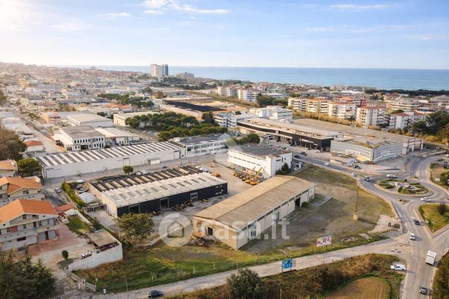 Capannone in commerciale in Via Nazionale Adriatica Sud 10