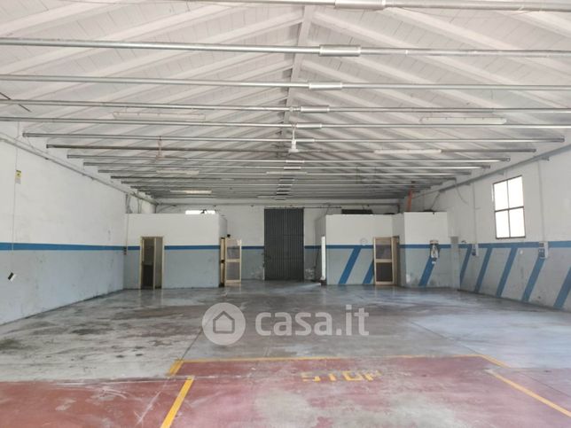 Capannone in commerciale in 
