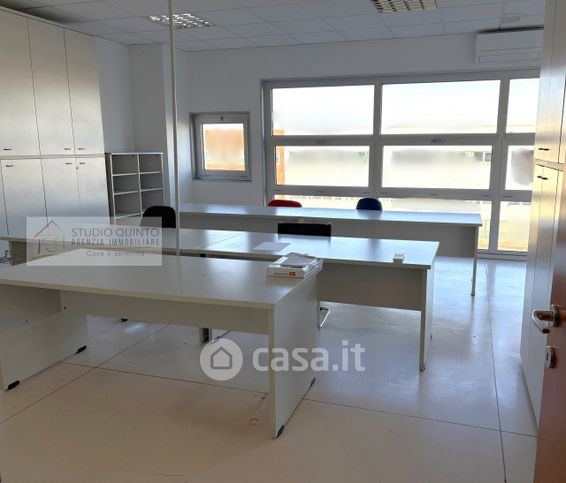Ufficio in commerciale in 