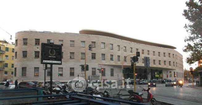 Attivitã /licenza (con o senza mura) in commerciale in Piazza Bologna 5