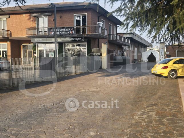 Capannone in commerciale in Via C. Battisti 256