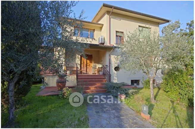 Casa bi/trifamiliare in residenziale in