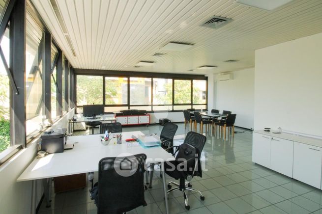 Ufficio in commerciale in Via Camillo Golgi