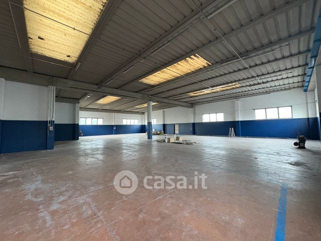 Capannone in commerciale in Viale delle Industrie 54