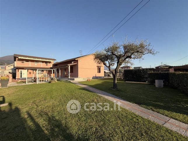 Casa indipendente in residenziale in 