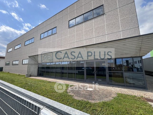 Capannone in commerciale in 