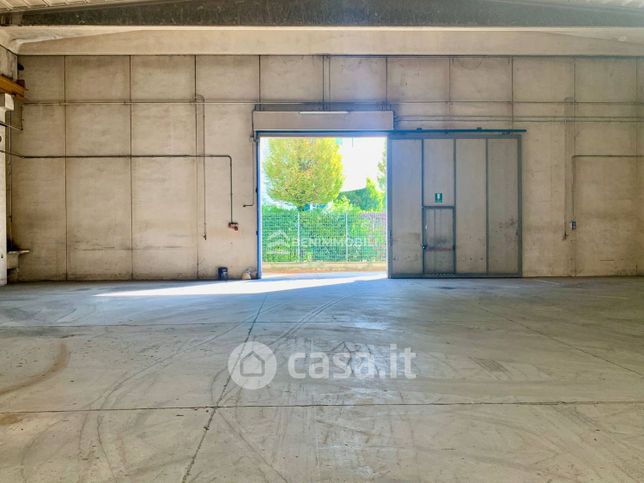 Capannone in commerciale in Traversa di Via Martiri della LibertÃ  3