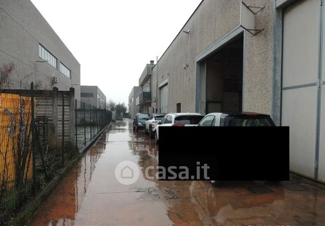 Capannone in commerciale in Via Giacomo Leopardi 6