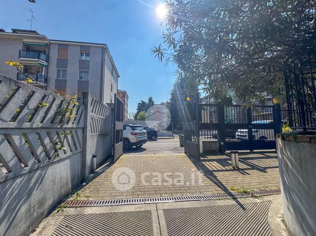 Box/posto auto in residenziale in Via Alberto da Gandino 24