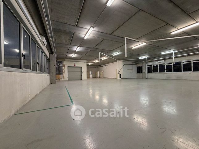 Capannone in commerciale in 