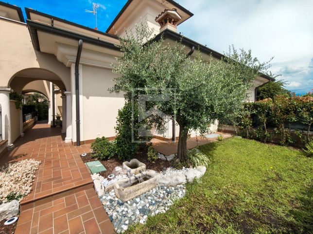 Casa bi/trifamiliare in residenziale in Via Cesare Abba 54