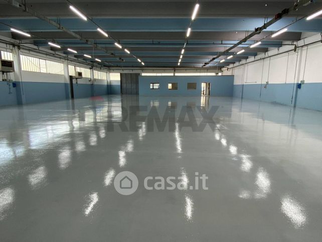 Capannone in commerciale in 