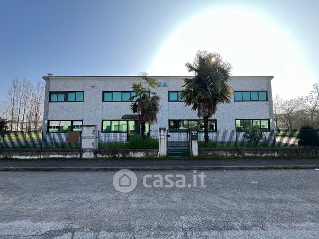 Capannone in commerciale in Via dei Mestieri 8