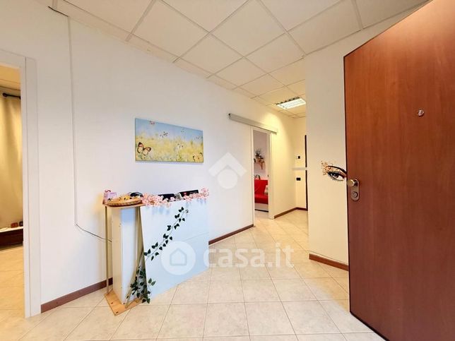 Ufficio in commerciale in Via del Guado 57