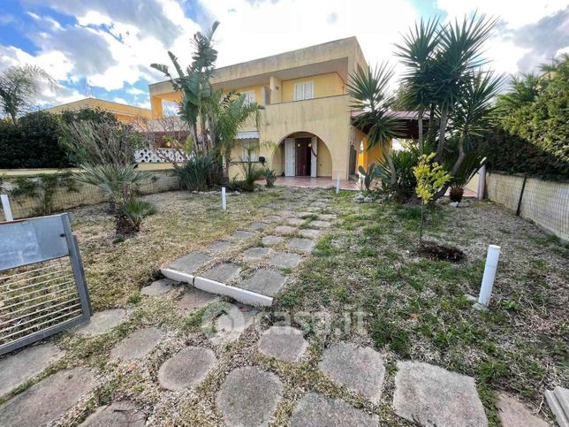 Villa in residenziale in Via Micene 10