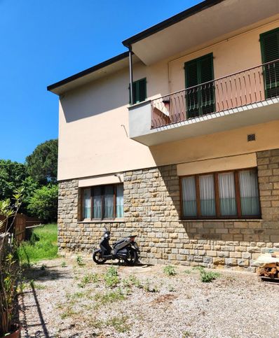 Casa bi/trifamiliare in residenziale in 