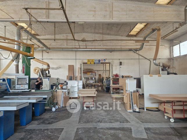 Capannone in commerciale in Via dell' Industria 2