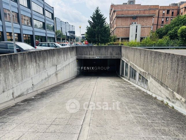 Box/posto auto in residenziale in Via della Croce Rossa 100