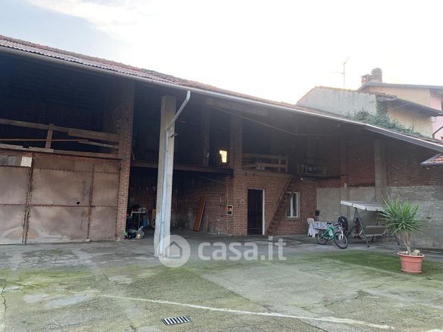 Capannone in commerciale in Via Cavaglià 3