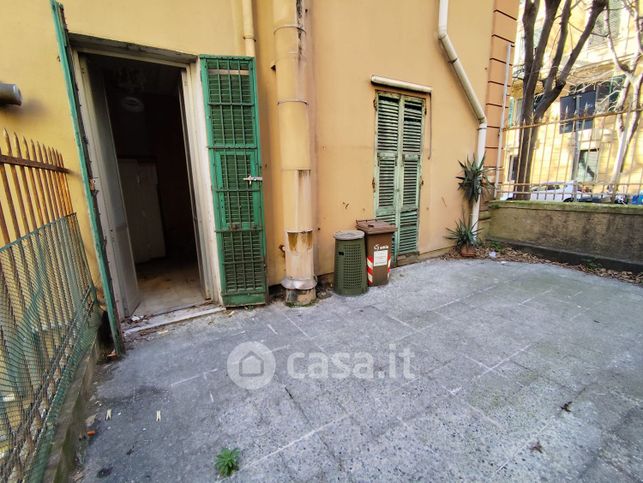 Negozio/locale commerciale in commerciale in Via Contubernio Giovanni Battista d'Albertis