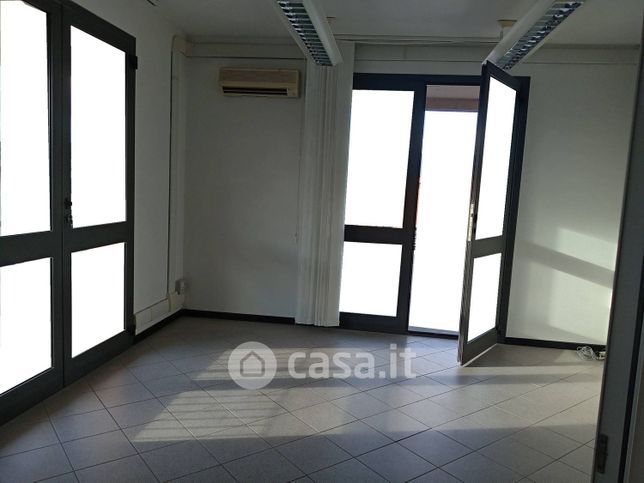 Ufficio in commerciale in Via L. Sciascia