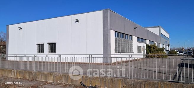 Capannone in commerciale in Via dell'Industria