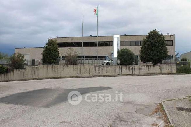 Capannone in commerciale in Via Alpi 126