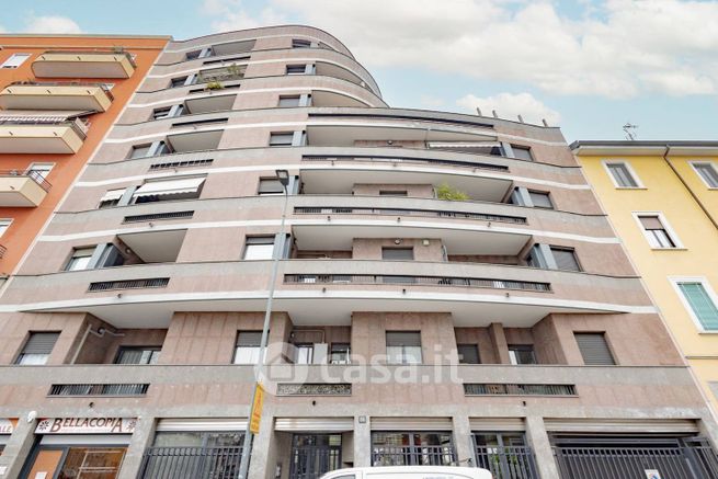 Box/posto auto in residenziale in Via Giambellino 86