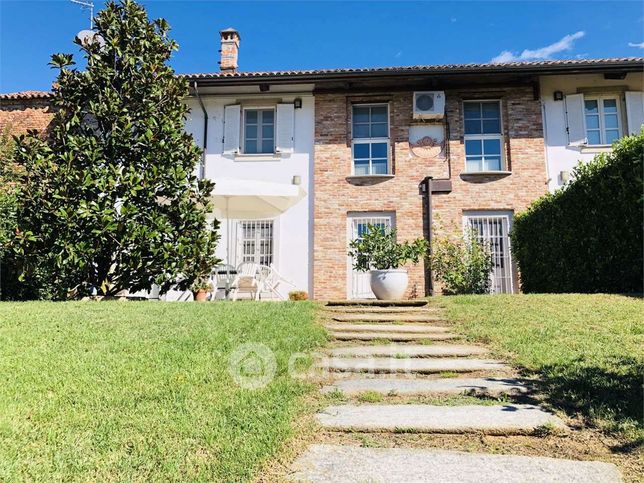 Casa bi/trifamiliare in residenziale in 