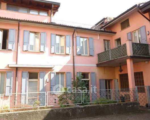 Casa indipendente in residenziale in Via Roma 84