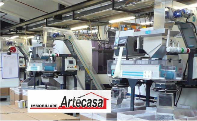 Capannone in commerciale in 