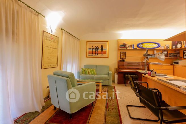Ufficio in commerciale in Via Santo Stefano 31
