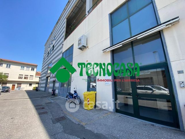 Capannone in commerciale in Via di Collodi 10