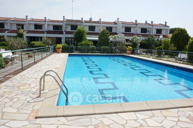 Casa bi/trifamiliare in residenziale in Lungomare Italia 160