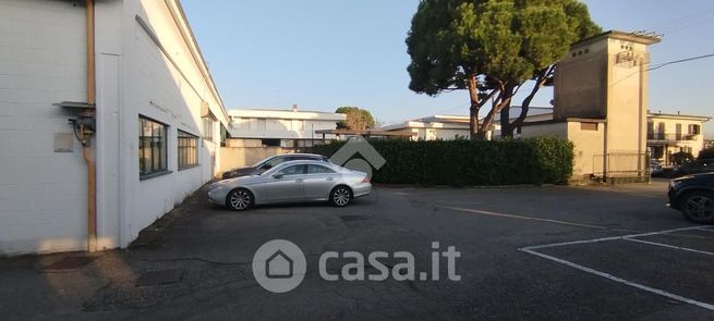 Capannone in commerciale in Via Adamello 5