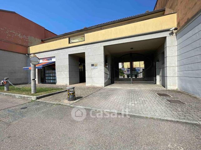 Box/posto auto in residenziale in Via Vittorio Veneto 49