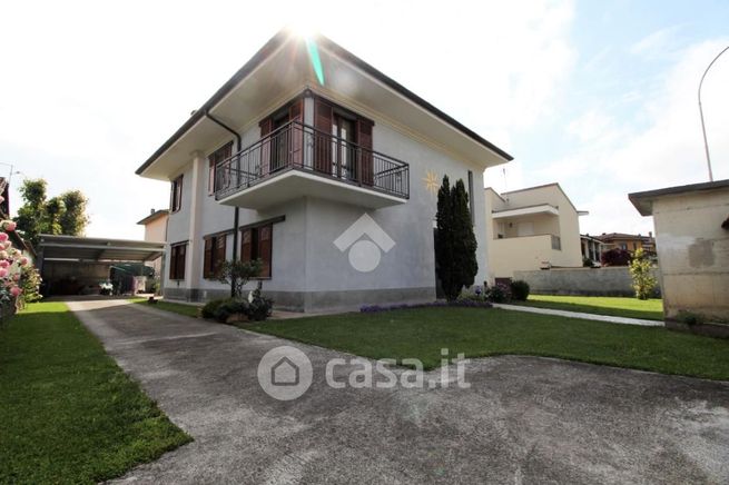 Villa in residenziale in Via Don L. Milani 14