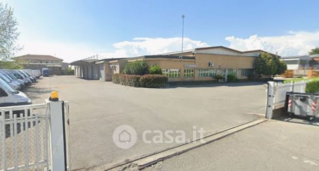 Capannone in commerciale in Via G. Carducci 17