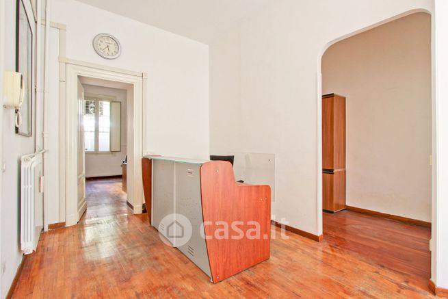 Ufficio in commerciale in Via LOVANIO
