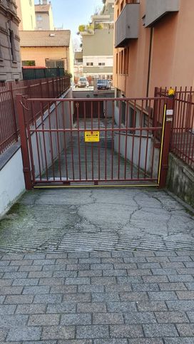 Garage/posto auto in residenziale in Strada Statale 42