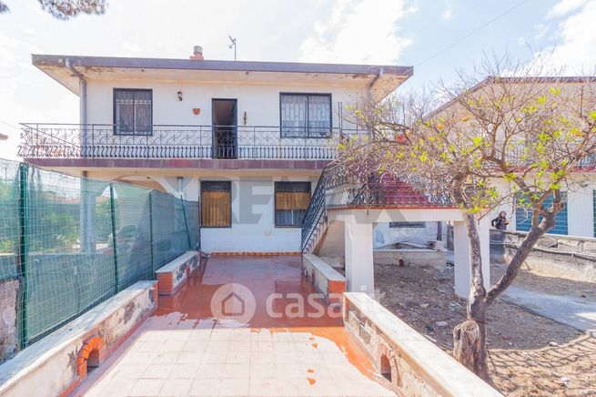 Casa bi/trifamiliare in residenziale in Via Acero 26