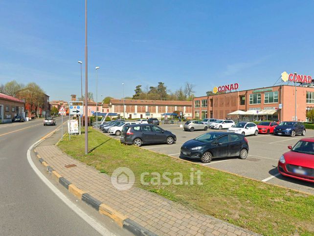 Negozio/locale commerciale in commerciale in Via Emilia